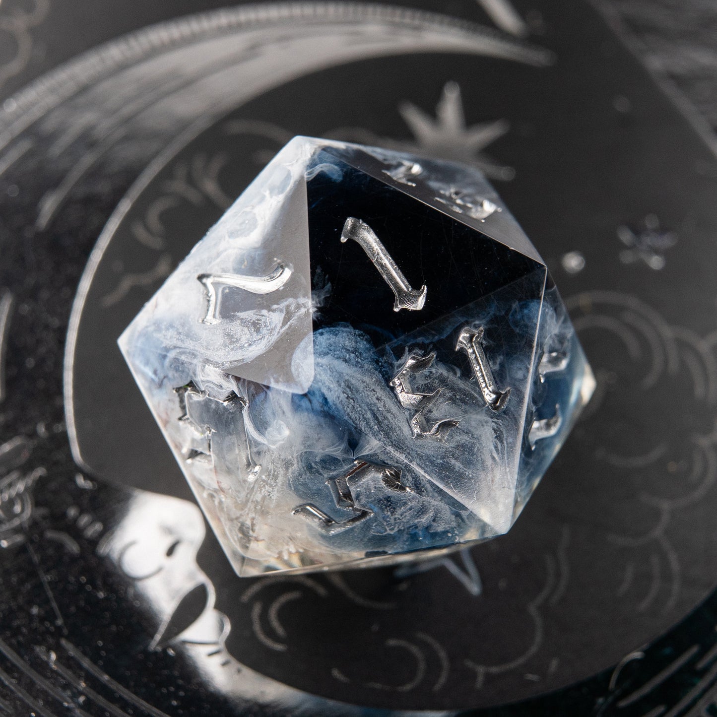 Artisan dice Frozen Serpent – clear blue resin D20 with serpent skin for tabletop RPG.