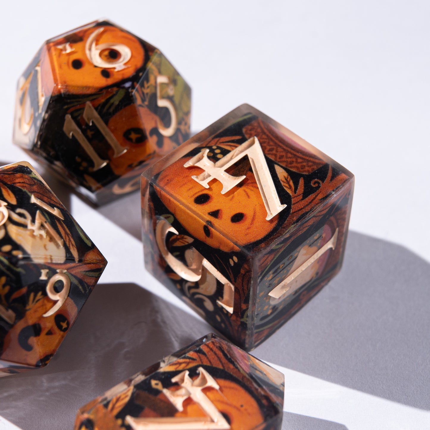 Unique designs: inspired by magic and epic adventures.
Handcrafted: made with love for detail and your gaming experience.
For play and display: perfect for DnD nights or as a collector’s treasure.
Legendary rolls: let your dice become part of every story.
Personal touch: each set carries its own character and charm.