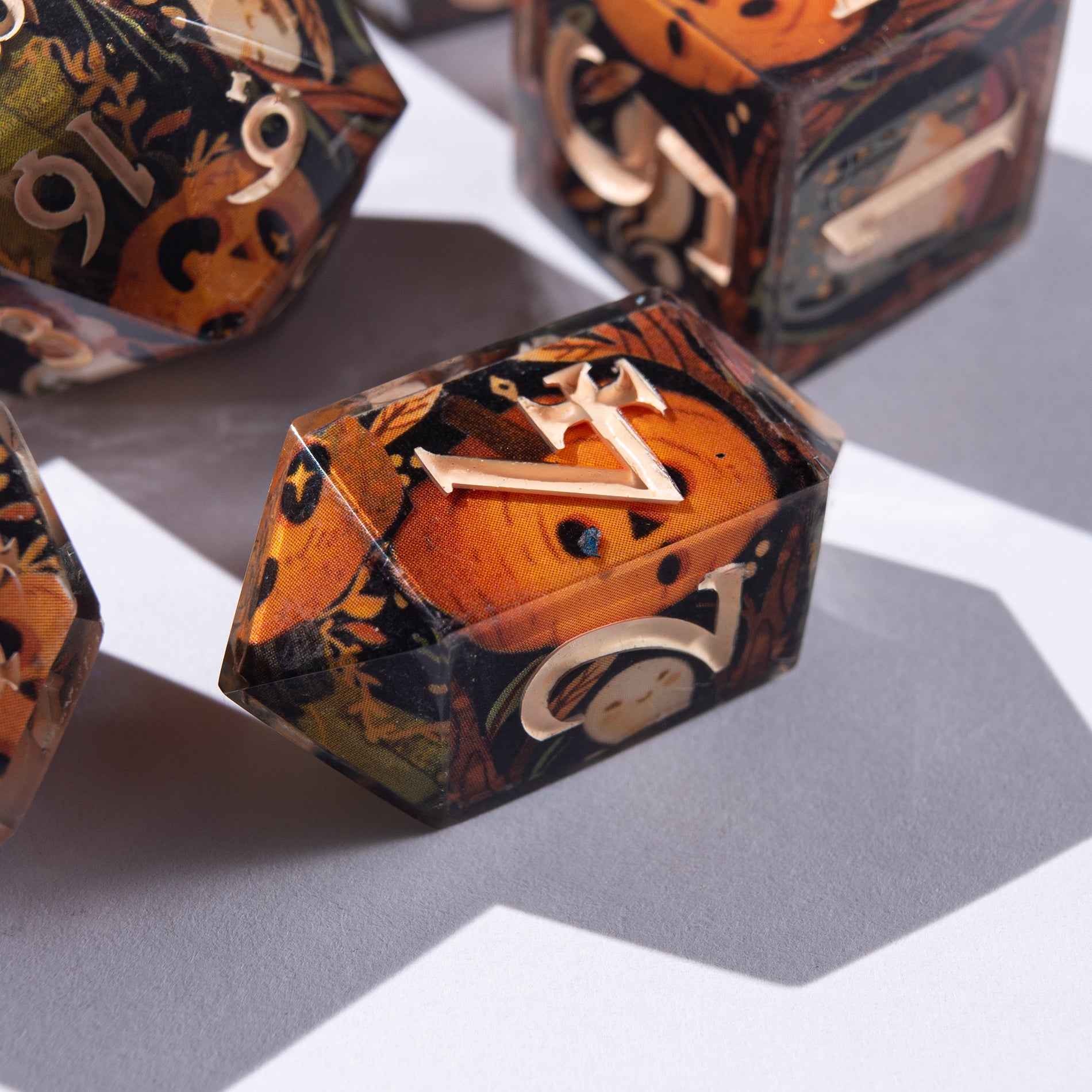 Unique designs: inspired by magic and epic adventures.
Handcrafted: made with love for detail and your gaming experience.
For play and display: perfect for DnD nights or as a collector’s treasure.
Legendary rolls: let your dice become part of every story.
Personal touch: each set carries its own character and charm.