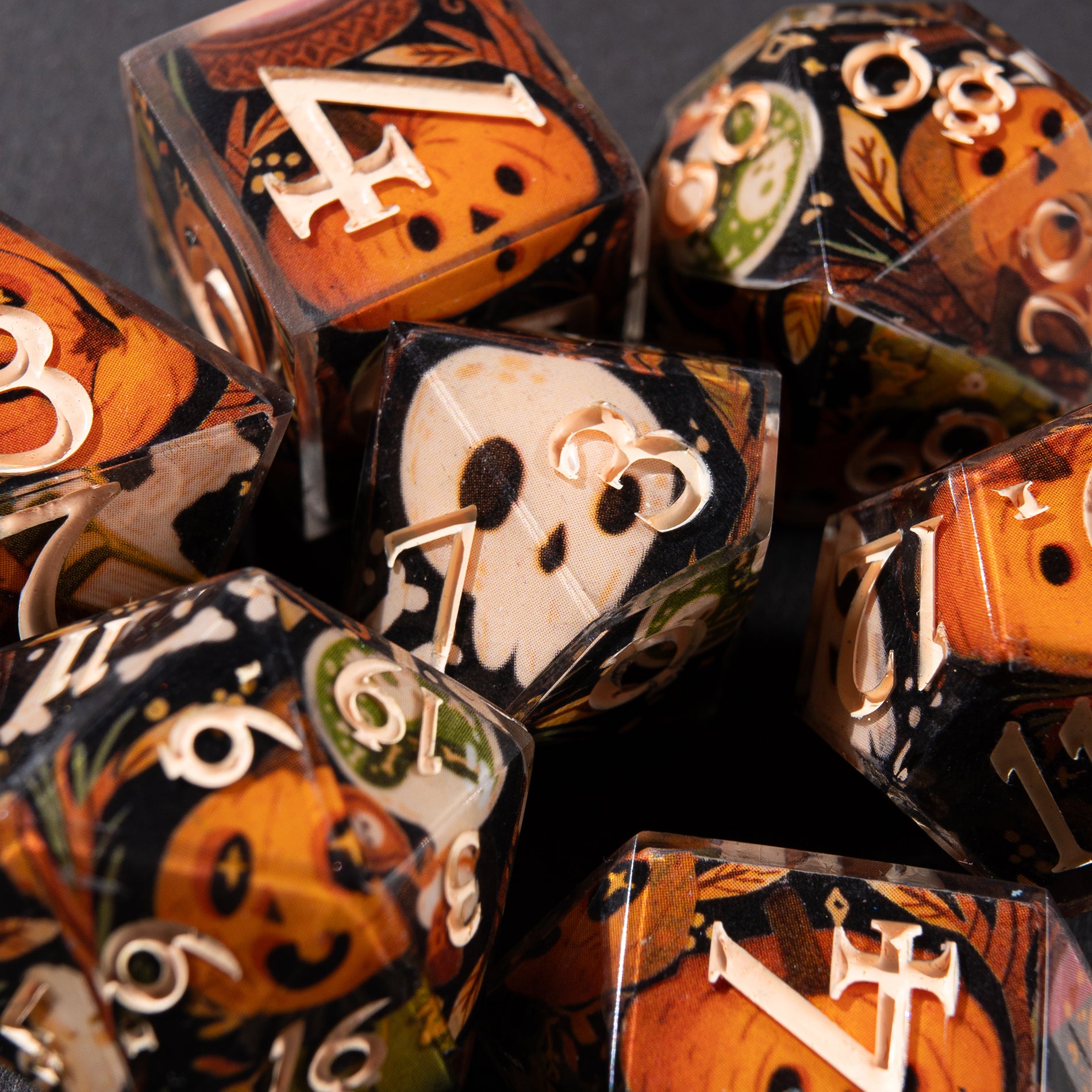 Unique designs: inspired by magic and epic adventures.
Handcrafted: made with love for detail and your gaming experience.
For play and display: perfect for DnD nights or as a collector’s treasure.
Legendary rolls: let your dice become part of every story.
Personal touch: each set carries its own character and charm.