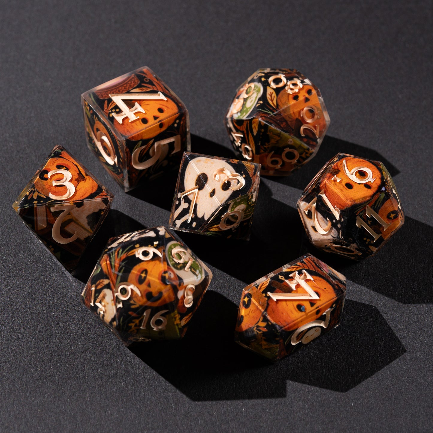 Unique designs: inspired by magic and epic adventures.
Handcrafted: made with love for detail and your gaming experience.
For play and display: perfect for DnD nights or as a collector’s treasure.
Legendary rolls: let your dice become part of every story.
Personal touch: each set carries its own character and charm.