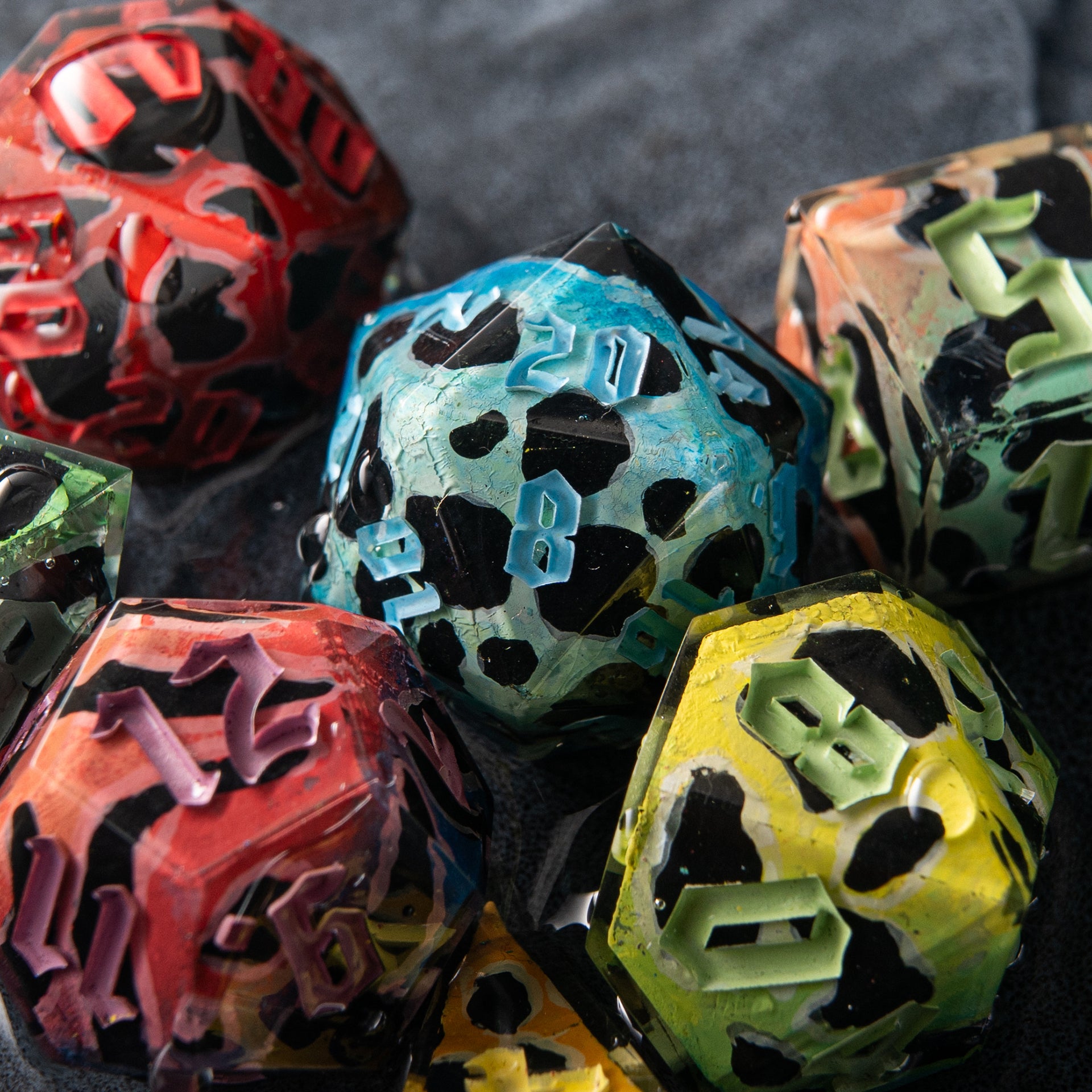 Custom D&D dice with venomous frog color patterns – handmade resin set Venom Bloom.