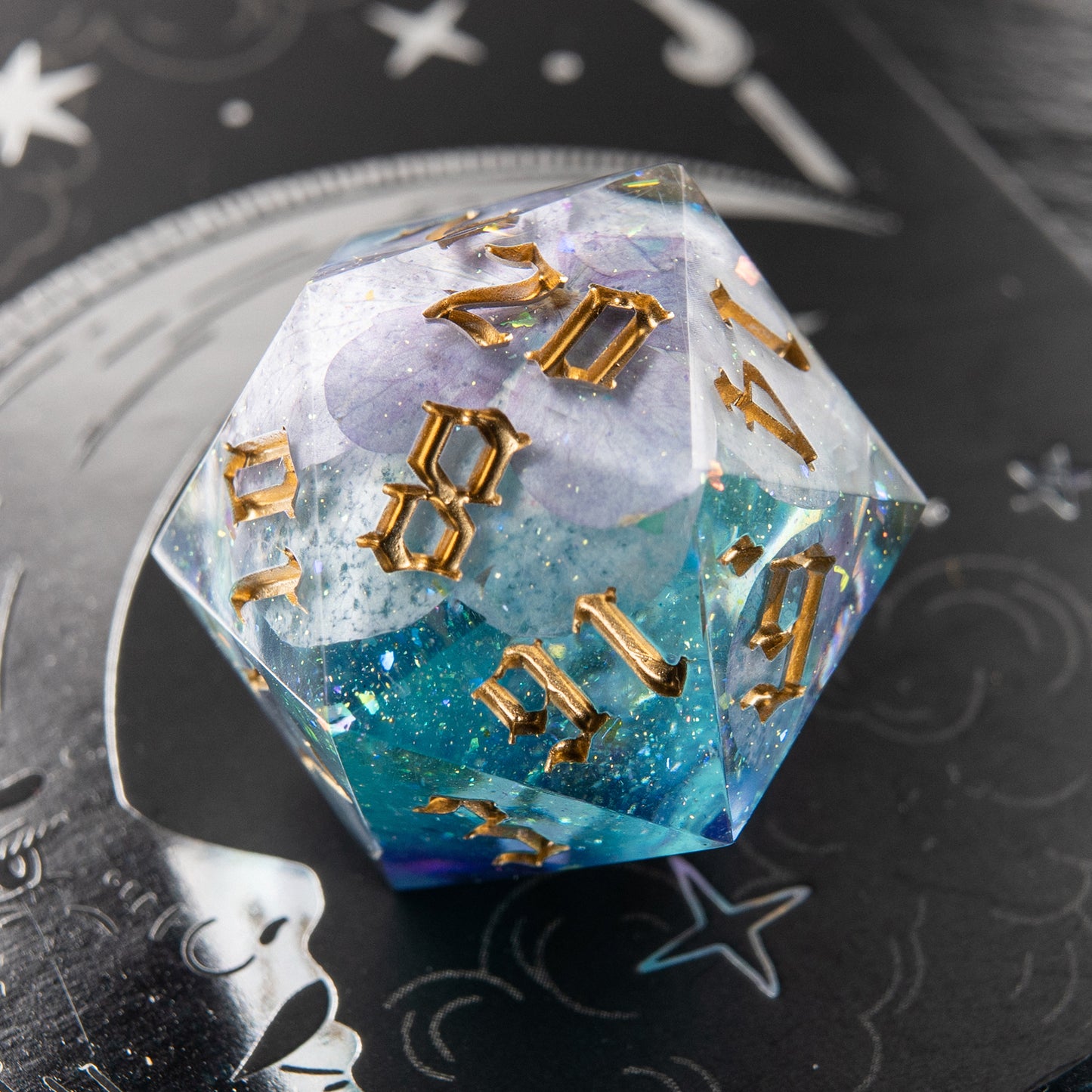 Bloomlight handmade resin D20 – dice with real flower inside for D&D and tabletop RPG.